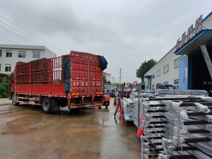 2020年7月15日上午鋁合金百葉窗產品裝車發貨！