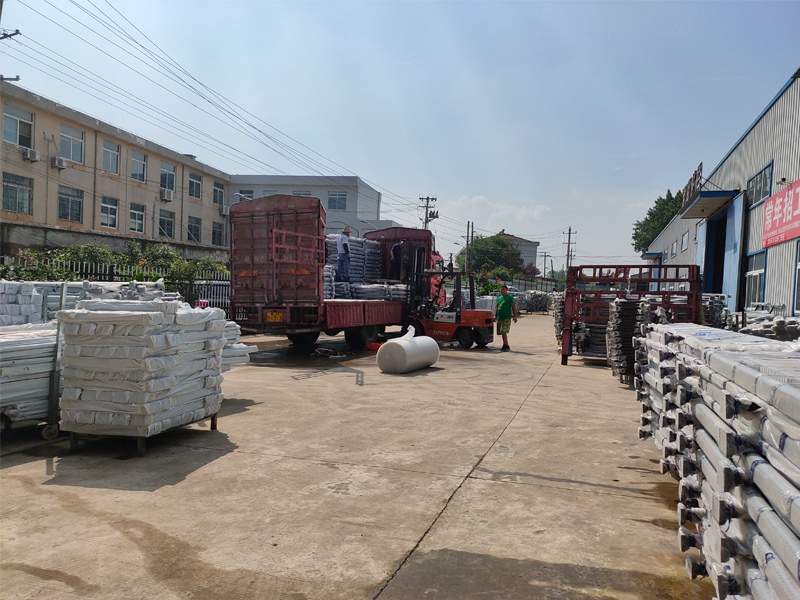 金用護(hù)欄2020年7月20日鋅鋼陽臺(tái)欄桿裝車發(fā)貨！