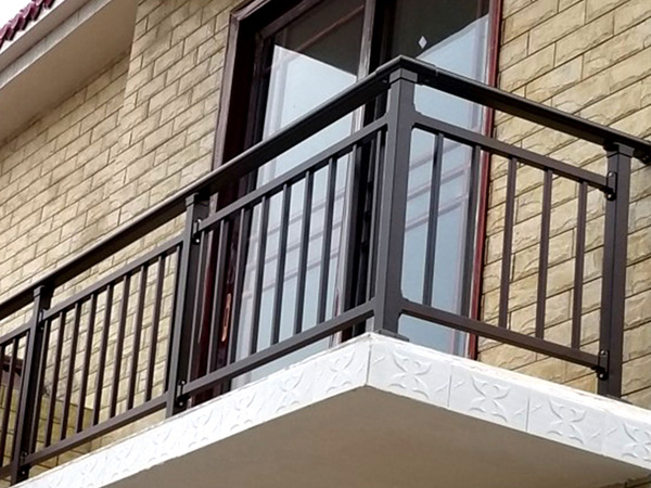 別墅陽臺(tái)鋅鋼欄桿圖片