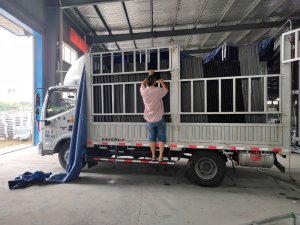 金用護(hù)欄2020年7月27日鋁合金百葉窗裝車(chē)發(fā)貨！