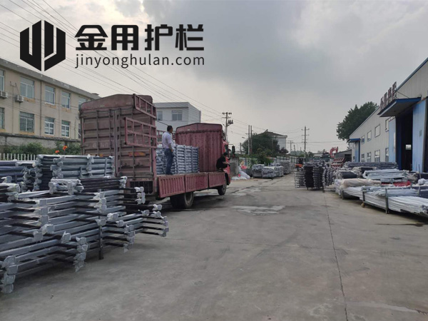 金用護欄2020年7月29日鋅鋼玻璃護欄裝車發(fā)貨！