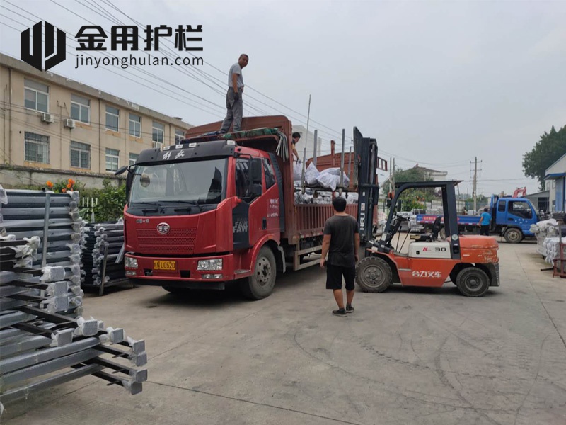 金用護欄2020年7月30日鋅鋼窗戶護欄裝車發貨！