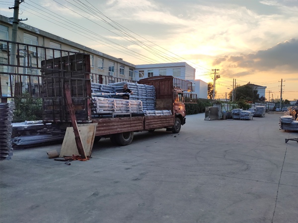 金用護(hù)欄2020年8月4日鋅鋼陽臺玻璃護(hù)欄裝車發(fā)貨! 金用護(hù)欄2020年8月4日鋅鋼陽臺玻璃護(hù)欄裝車發(fā)貨!