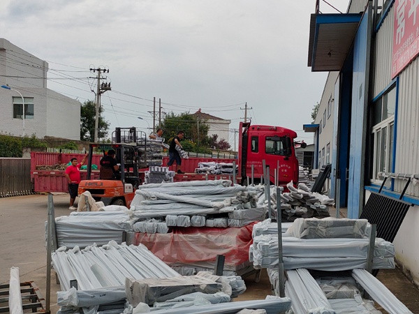 金用護(hù)欄2020年8月7日鋅鋼陽臺(tái)護(hù)欄裝車發(fā)貨! 金用護(hù)欄2020年8月7日鋅鋼陽臺(tái)護(hù)欄裝車發(fā)貨!