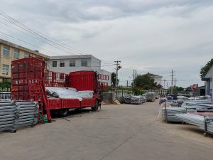 金用護欄2020年8月7日陽臺玻璃護欄裝車發貨！