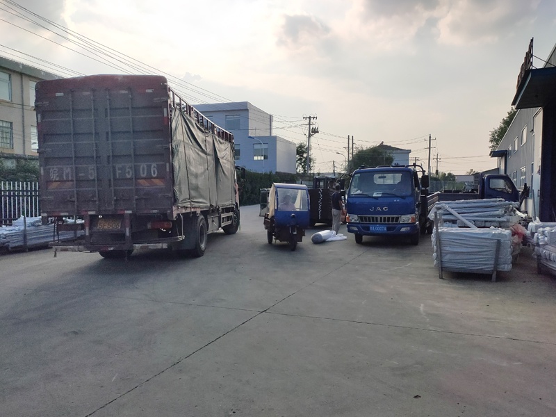 金用護欄2020年8月19日鋅鋼陽臺護欄裝車發(fā)貨！