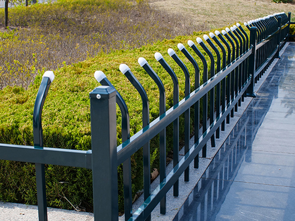 選擇鋅鋼柵欄廠家，這三點(diǎn)很重要！