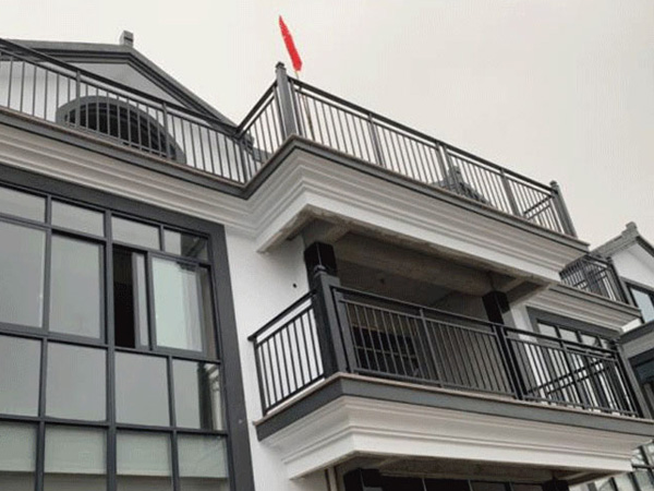 陽臺(tái)護(hù)欄用哪種材質(zhì)性價(jià)比高？