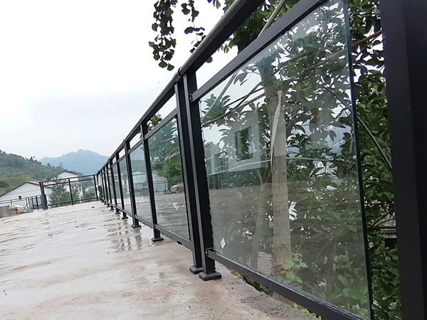 陽臺(tái)護(hù)欄用哪種材質(zhì)性價(jià)比高？