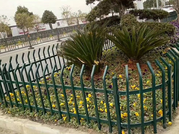 鋅鋼圍欄和鐵藝圍欄哪個(gè)好?看過這里你就清楚了! 鋅鋼圍欄和鐵藝圍欄哪個(gè)好?看過這里你就清楚了!