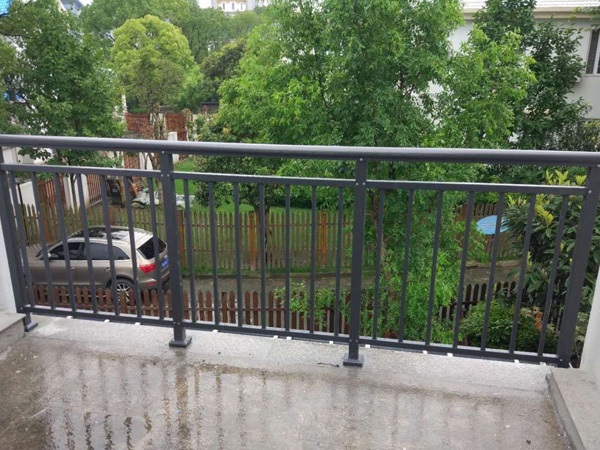 如何挑選一家好的陽臺護(hù)欄廠家？這樣挑最靠譜！