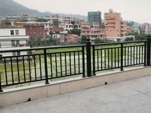 為什么建議大家選鋅鋼陽臺護欄而不選鐵藝或不銹鋼，原因在這里！