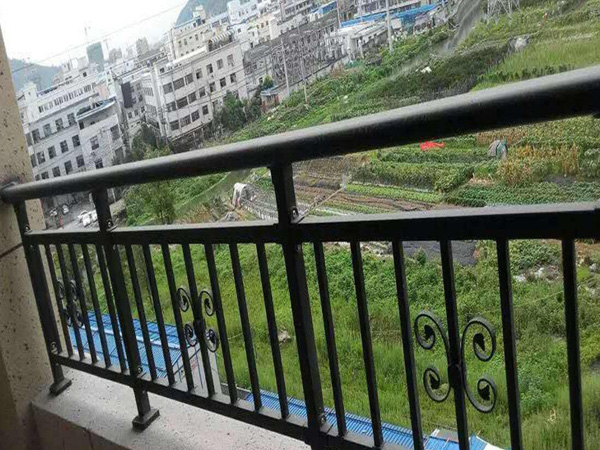 什么材料做的陽臺護欄價格便宜又安全耐用？80%采購人員都選它！