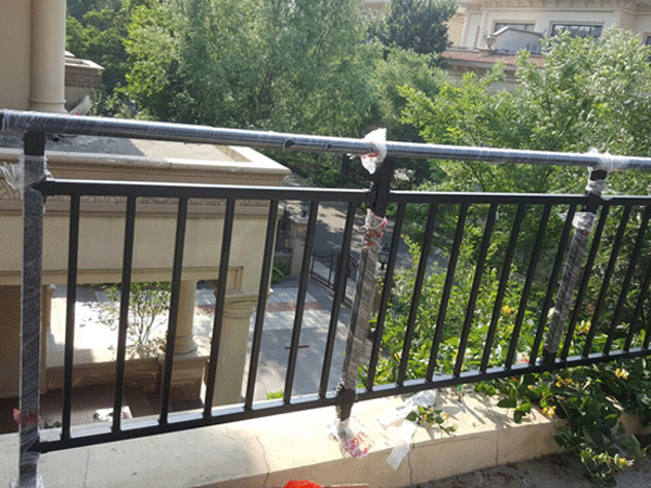 哪種陽(yáng)臺(tái)護(hù)欄最適合小區(qū)樓盤(pán)上使用?這種材質(zhì)最合適! 哪種陽(yáng)臺(tái)護(hù)欄最適合小區(qū)樓盤(pán)上使用?這種材質(zhì)最合適!