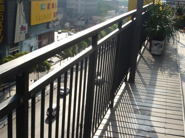 鋅鋼護(hù)欄好還是不銹鋼護(hù)欄好？