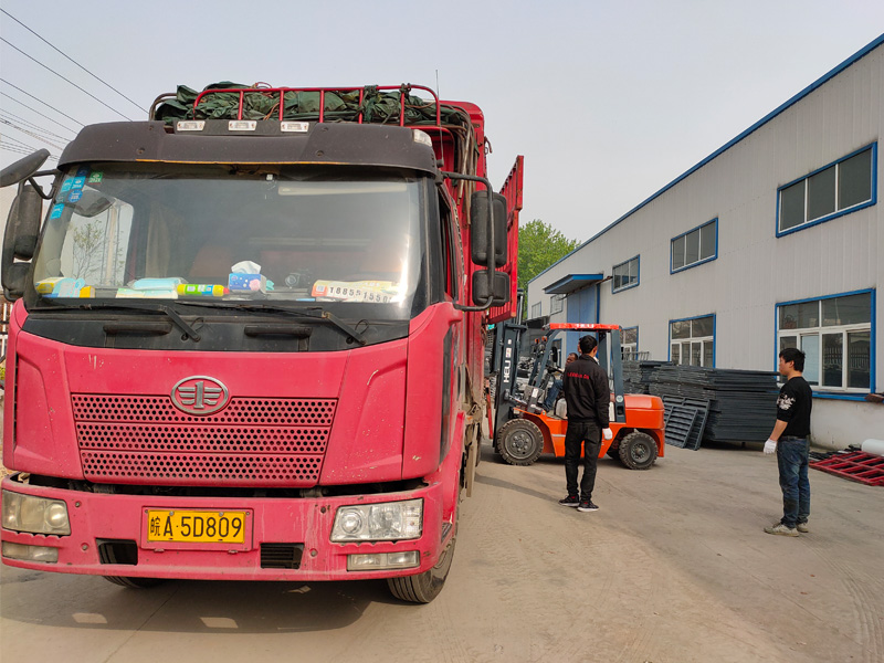 金用護(hù)欄2021年4月16日第一車(chē)百葉窗發(fā)貨！