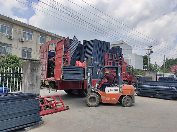 金用護(hù)欄2021年7月28日鋅鋼百葉窗發(fā)貨！