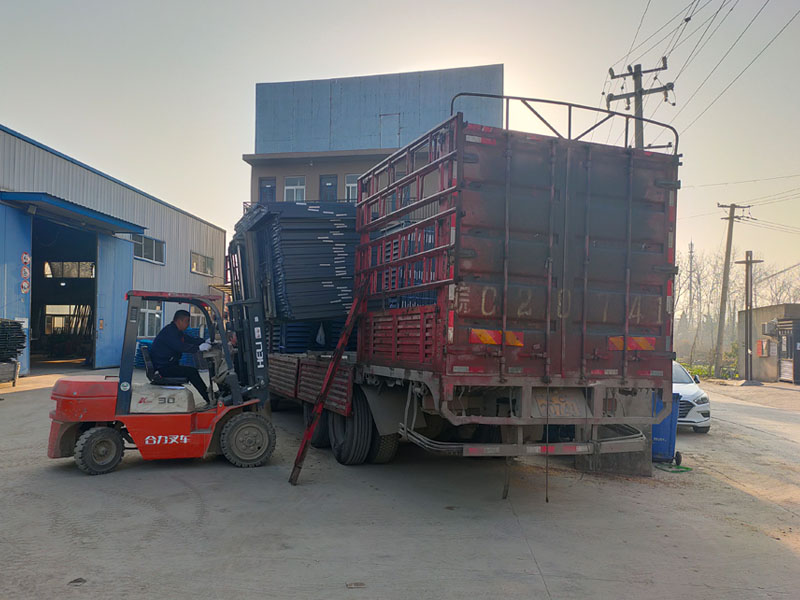 金用護欄2021年12月4日鋅鋼百葉窗裝車發貨! 金用護欄2021年12月4日鋅鋼百葉窗裝車發貨!