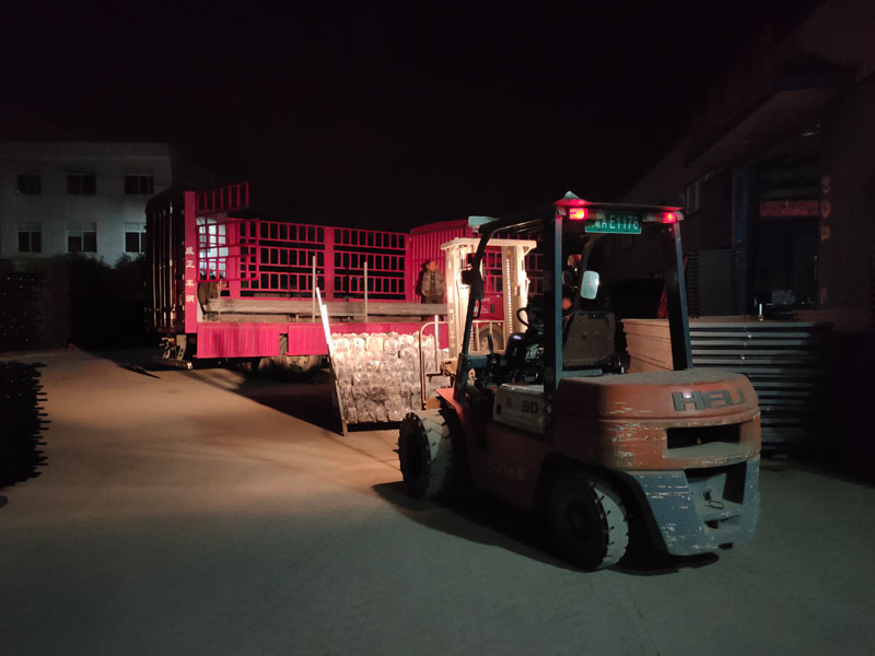 金用護欄2021年12月7日鋅鋼護欄裝車發貨! 金用護欄2021年12月7日鋅鋼護欄裝車發貨!