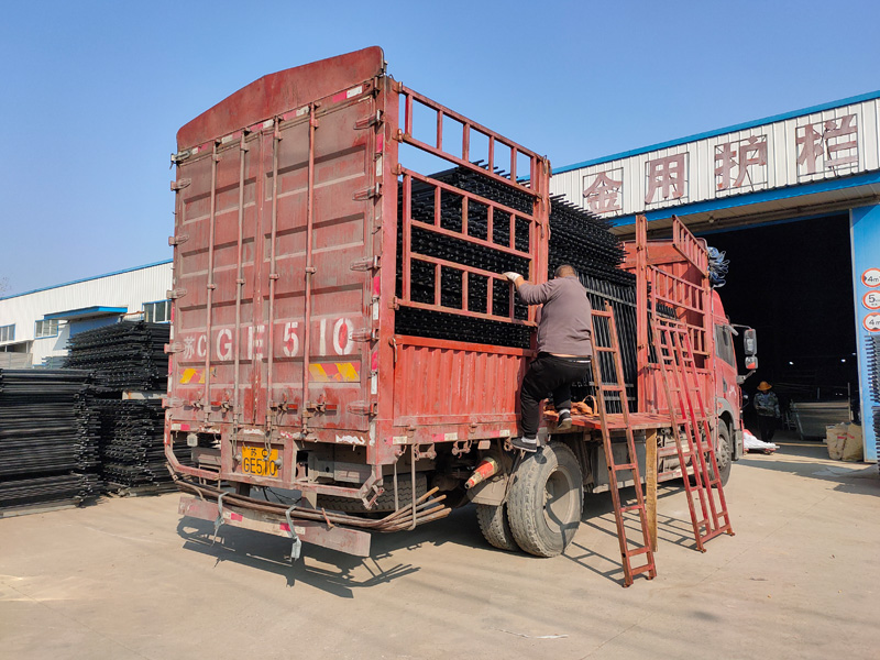 金用護欄2021年12月9日鋅鋼圍墻護欄裝車發貨！