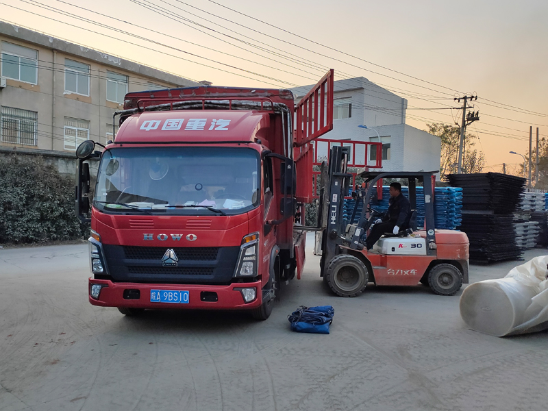 金用護欄2021年12月16日鋅鋼連廊欄桿裝車發(fā)貨! 金用護欄2021年12月16日鋅鋼連廊欄桿裝車發(fā)貨!