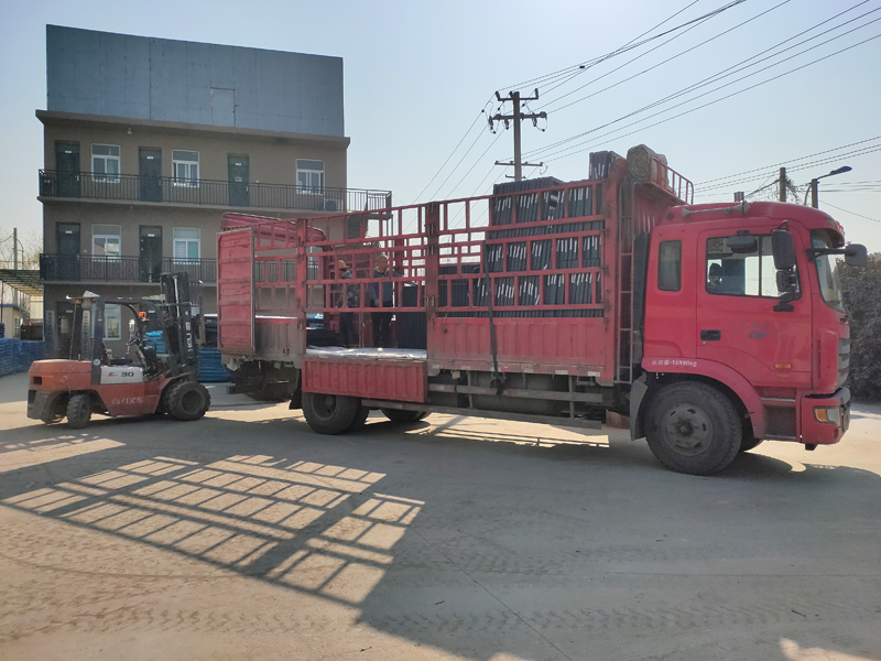 金用護欄2021年12月17日鋅鋼百葉窗裝車發(fā)貨! 金用護欄2021年12月17日鋅鋼百葉窗裝車發(fā)貨!