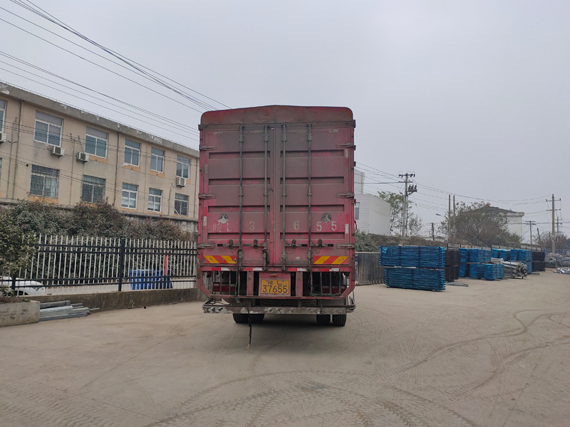 金用護(hù)欄2021年12月24日鋅鋼百葉窗裝車(chē)發(fā)貨！