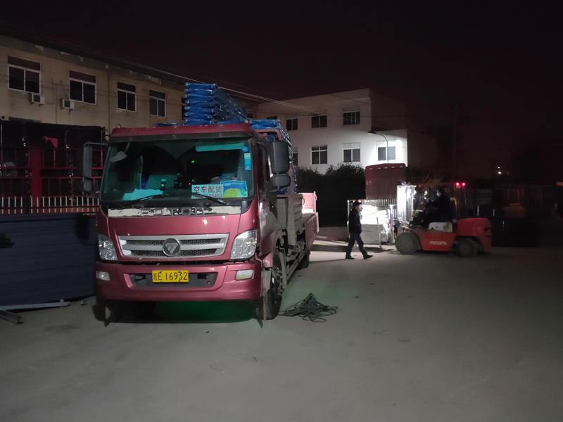 金用護欄2021年12月27日鋅鋼連廊欄桿裝車發貨! 金用護欄2021年12月27日鋅鋼連廊欄桿裝車發貨!