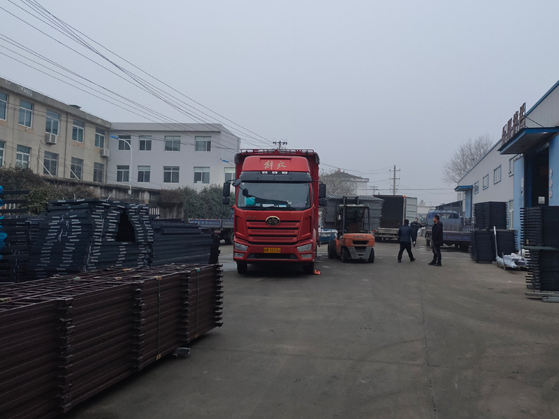 金用護欄2021年12月30日鋅鋼百葉窗裝車發貨！