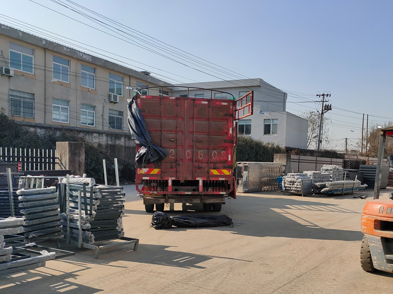 金用護欄2022年1月4日鋅鋼百葉窗裝車發(fā)貨! 金用護欄2022年1月4日鋅鋼百葉窗裝車發(fā)貨!