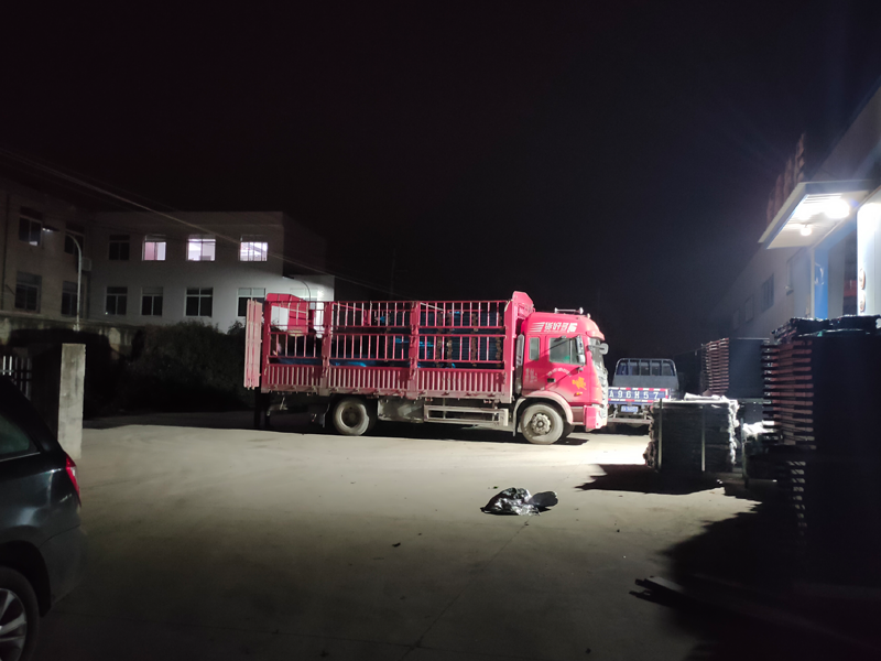 金用護欄2022年1月6日鋅鋼百葉窗裝車發(fā)貨! 金用護欄2022年1月6日鋅鋼百葉窗裝車發(fā)貨!