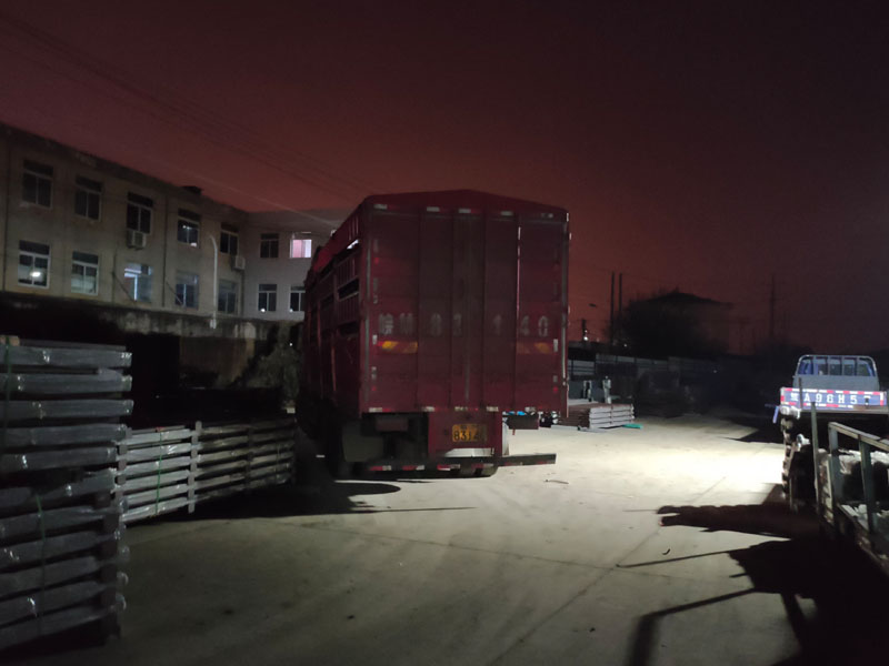 金用護(hù)欄2022年1月14日鋅鋼陽臺(tái)欄桿裝車發(fā)貨! 金用護(hù)欄2022年1月14日鋅鋼陽臺(tái)欄桿裝車發(fā)貨!