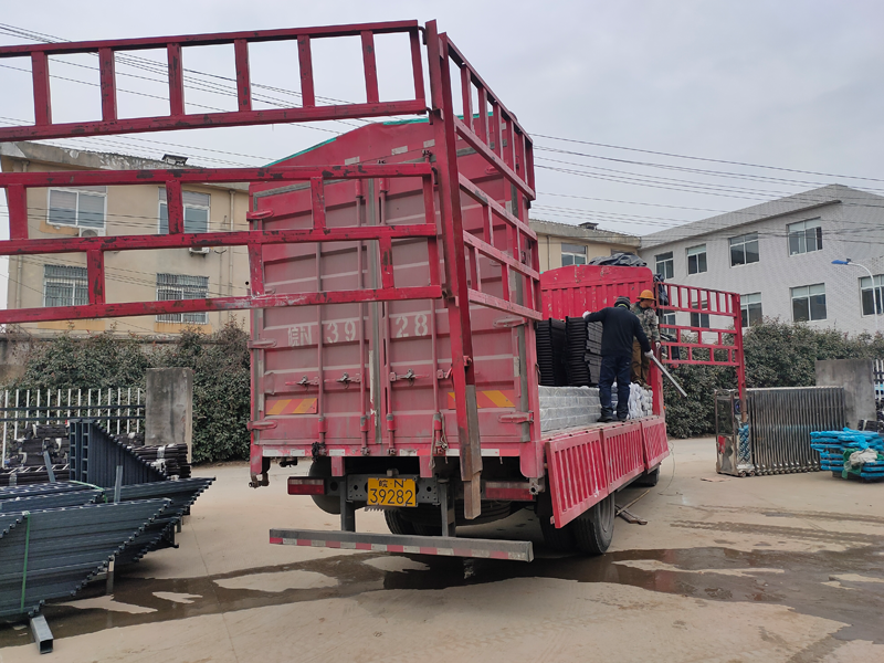  金用護(hù)欄2022年1月18日鋅鋼飄窗欄桿裝車發(fā)貨！