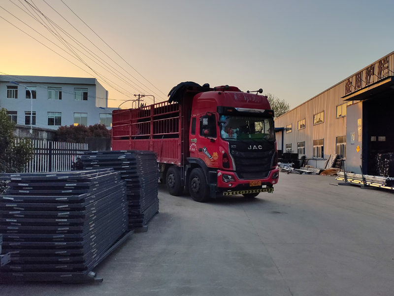 金用護欄2022年4月9日鋅鋼圍墻護欄裝車發(fā)貨! 金用護欄2022年4月9日鋅鋼圍墻護欄裝車發(fā)貨!
