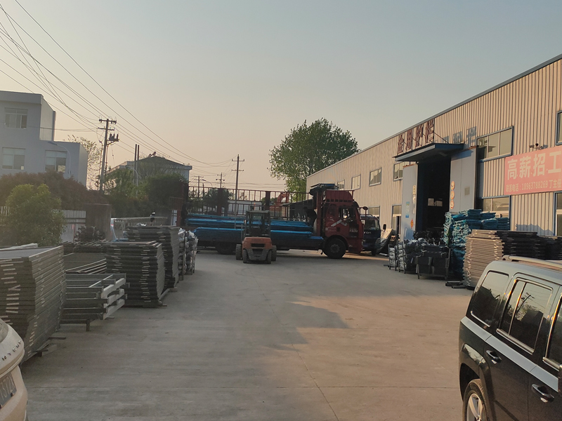 金用護欄2022年4月11日鋅鋼組裝欄桿裝車發貨！