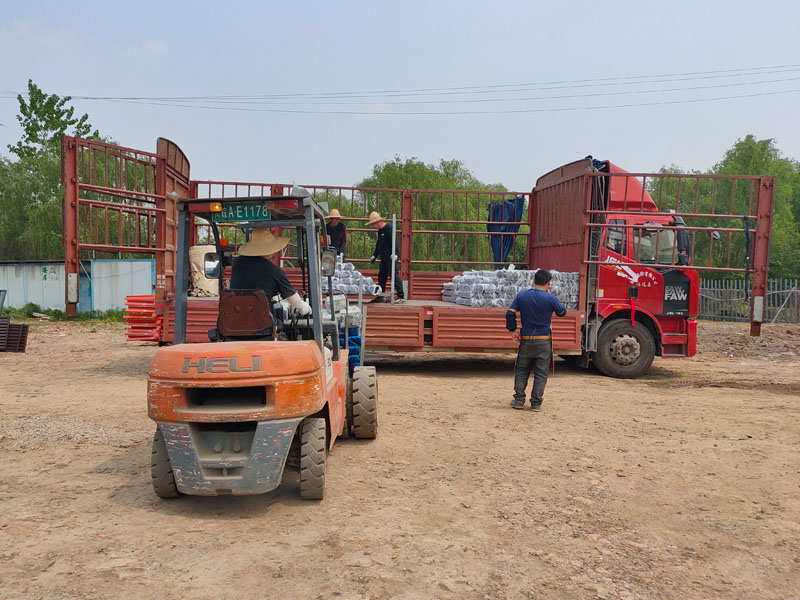 金用護(hù)欄2022年4月19日鋅鋼組裝式欄桿裝車(chē)發(fā)貨！