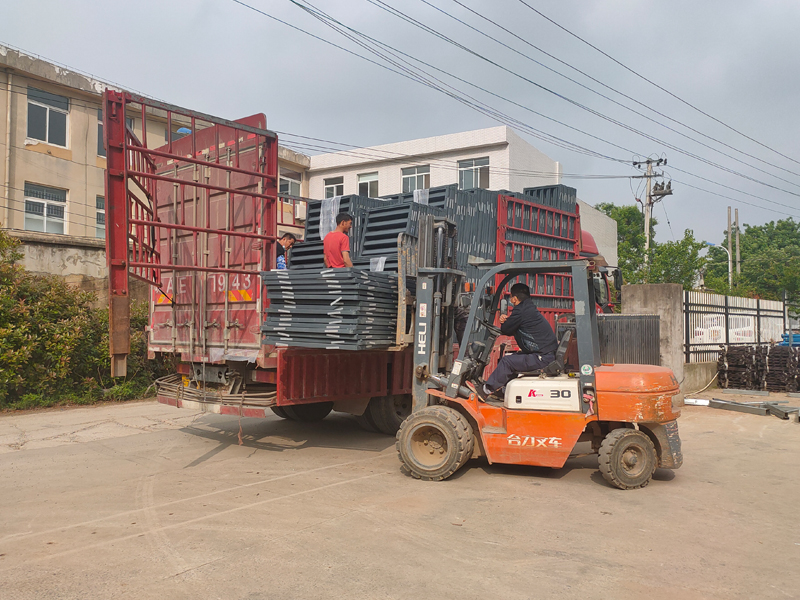 金用護欄2022年4月30日鋅鋼百葉窗裝車發貨！