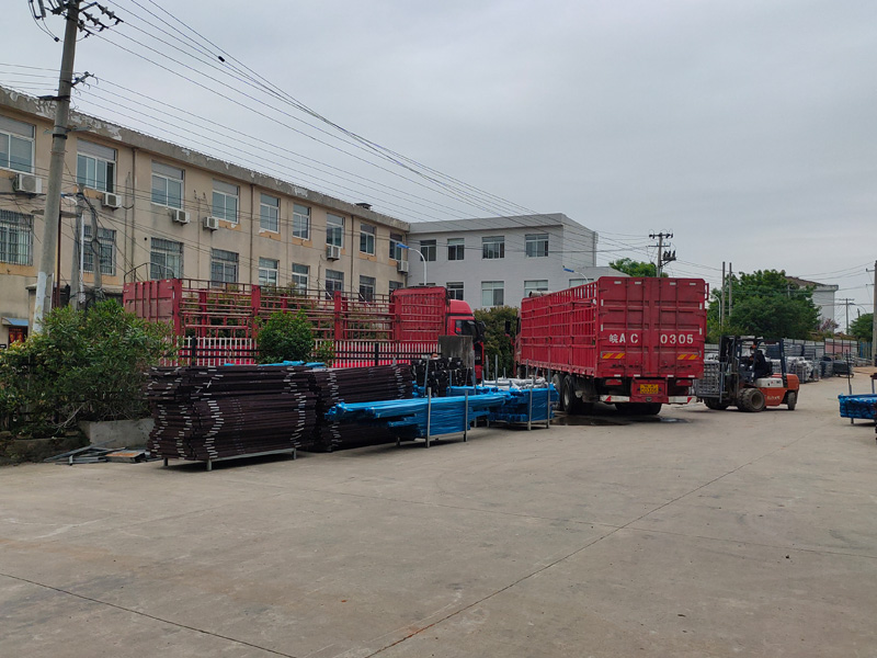 金用護(hù)欄2022年5月6日鋅鋼連廊欄桿裝車發(fā)貨! 金用護(hù)欄2022年5月6日鋅鋼連廊欄桿裝車發(fā)貨!