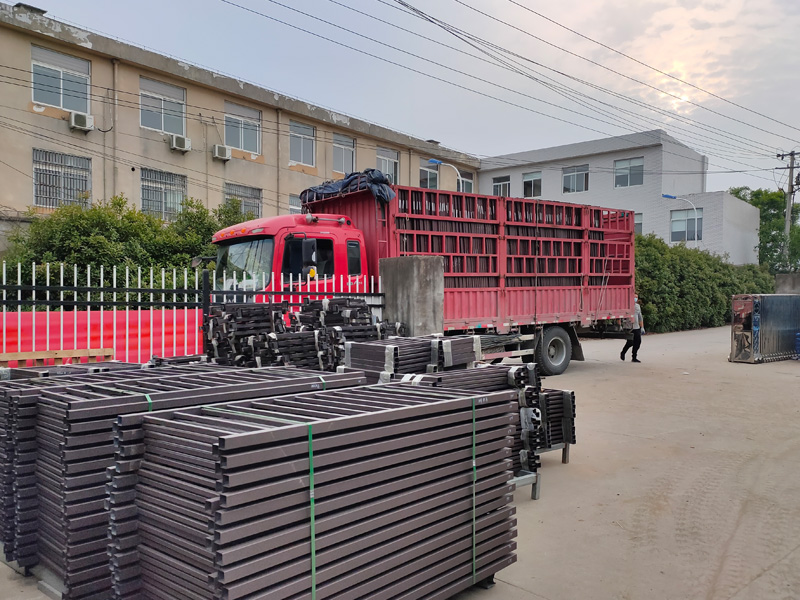 金用護欄2022年5月24日鋅鋼百葉窗裝車發貨! 金用護欄2022年5月24日鋅鋼百葉窗裝車發貨!