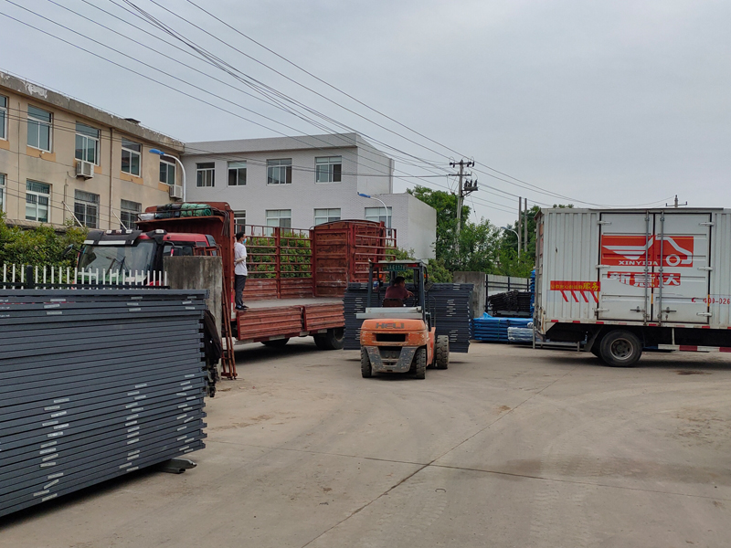 金用護欄2022年5月26日鋅鋼百葉窗裝車發貨！
