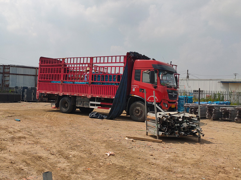 金用護欄2022年6月17日鋅鋼陽臺欄桿裝車發(fā)貨! 金用護欄2022年6月17日鋅鋼陽臺欄桿裝車發(fā)貨!