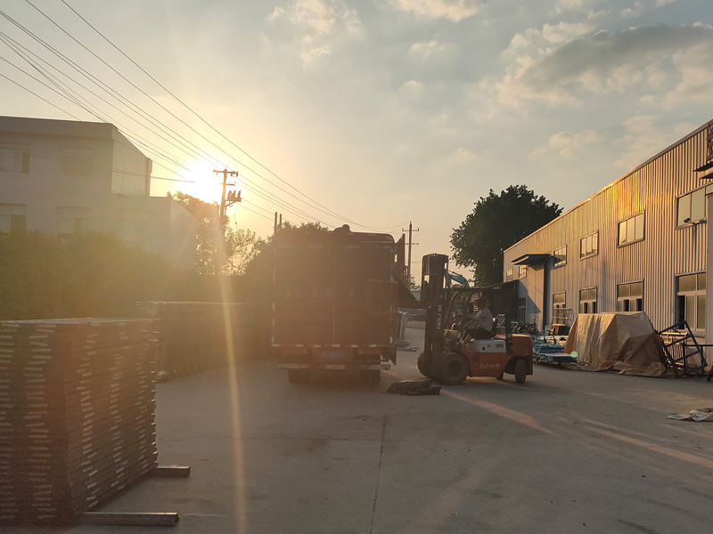 金用護(hù)欄2022年6月22日鋅鋼百葉窗裝車發(fā)貨！