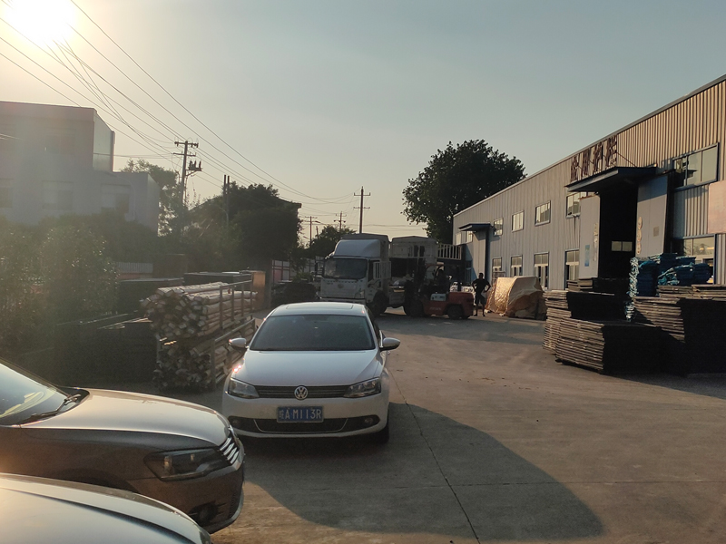 金用護(hù)欄2022年6月28日鋅鋼百葉窗裝車發(fā)貨！