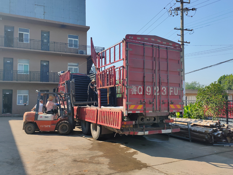 金用護欄2022年7月12日鋅鋼百葉窗裝車發(fā)貨！