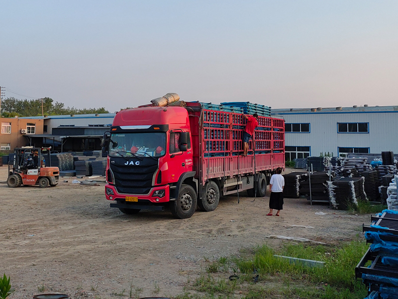 金用護欄2022年8月2日鋅鋼陽臺護欄裝車發(fā)貨！