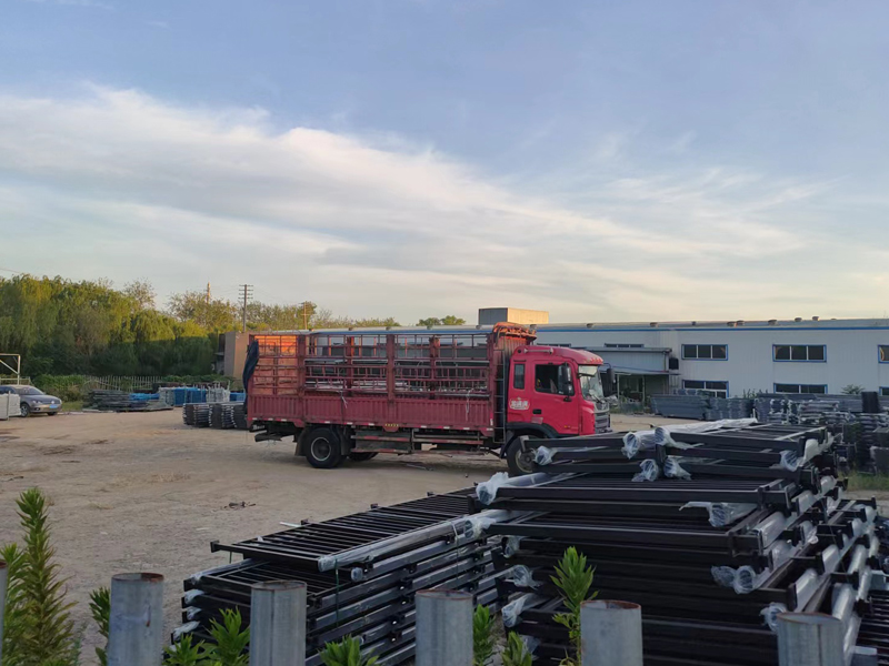 金用護欄2022年8月15日鋅鋼連廊欄桿裝車發(fā)貨！