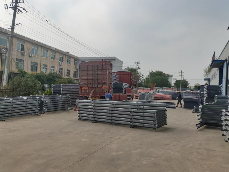 金用護欄2022年8月26日鋅鋼護欄裝車發貨！