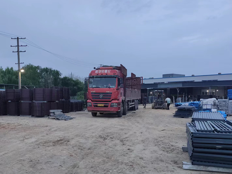 金用護(hù)欄2022年9月7日鋅鋼組裝護(hù)欄裝車發(fā)貨！