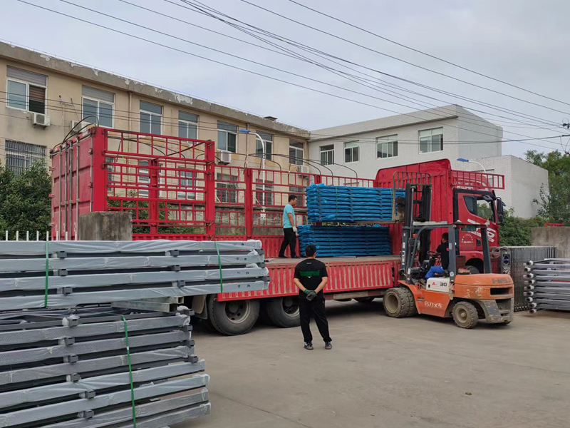 金用護欄2022年9月15日鋅鋼連廊欄桿裝車發(fā)貨！