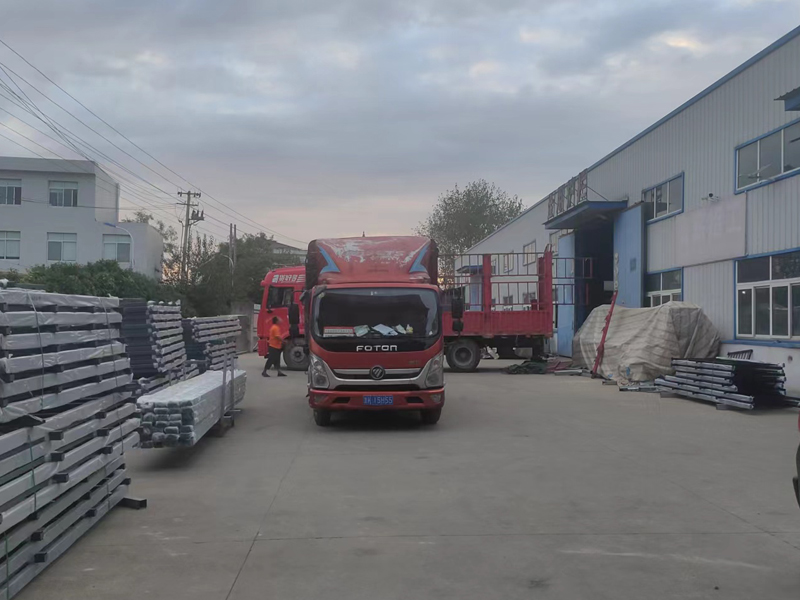 金用護欄2022年9月24日鋅鋼百葉窗2車裝車發(fā)貨！